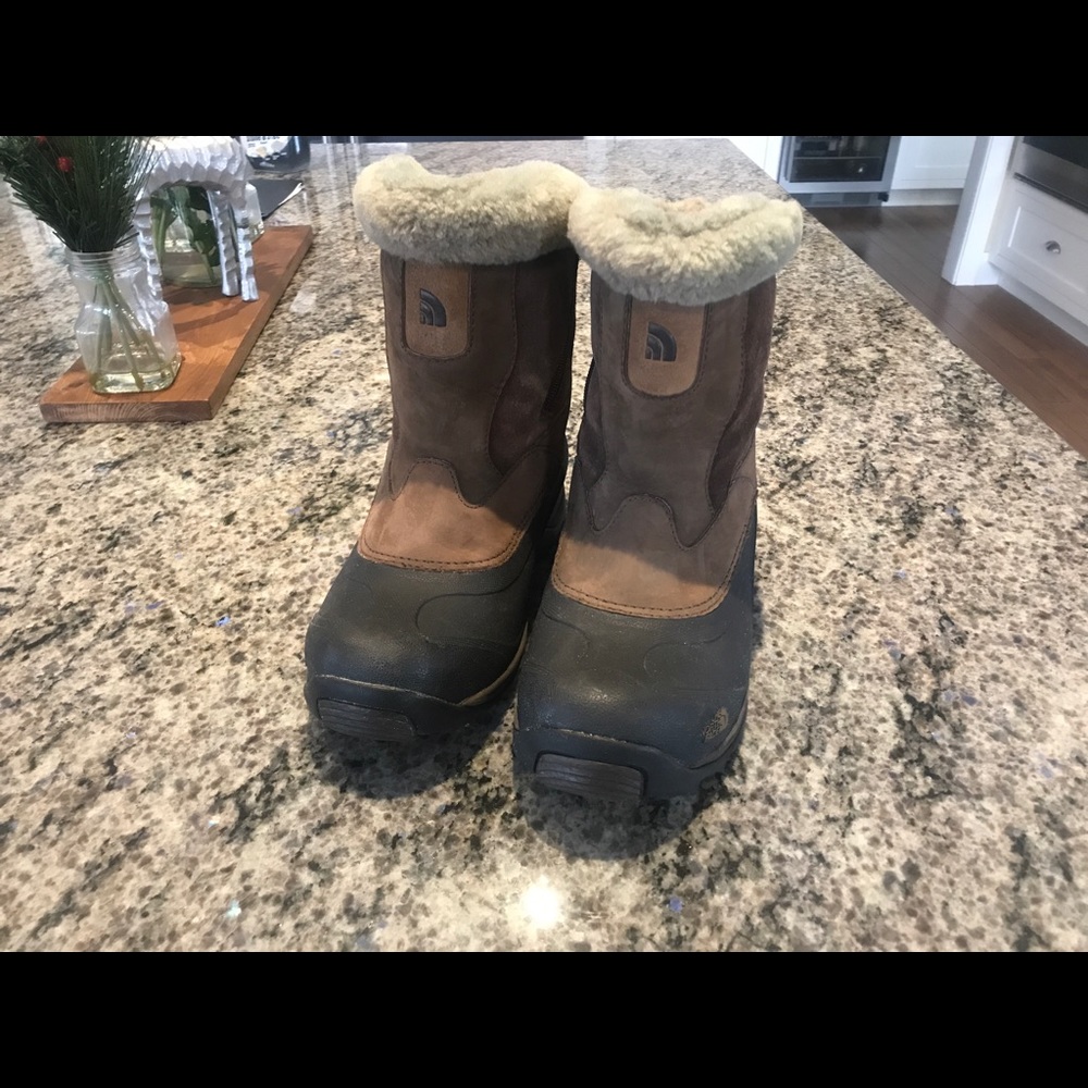Women’s North Face winter boots size 8.5